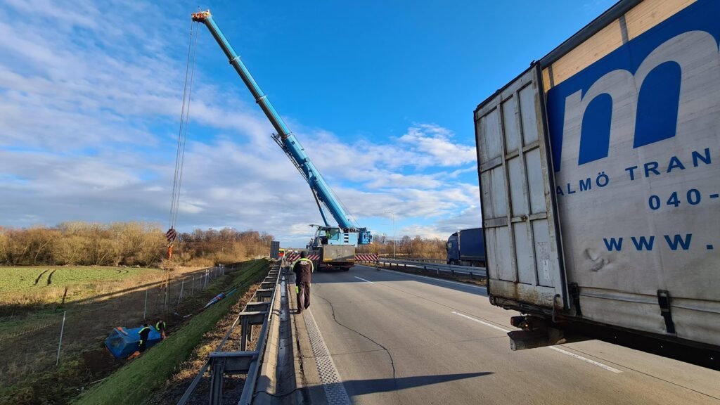 Ciężarówka otrzymująca pomoc drogową na autostradzie we Wrocławiu.