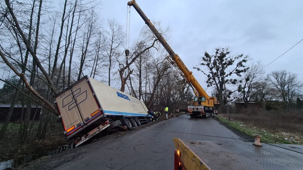 Laweta holująca ciężarówkę w ramach usługi pomoc drogowa TIR Wrocław na autostradzie.