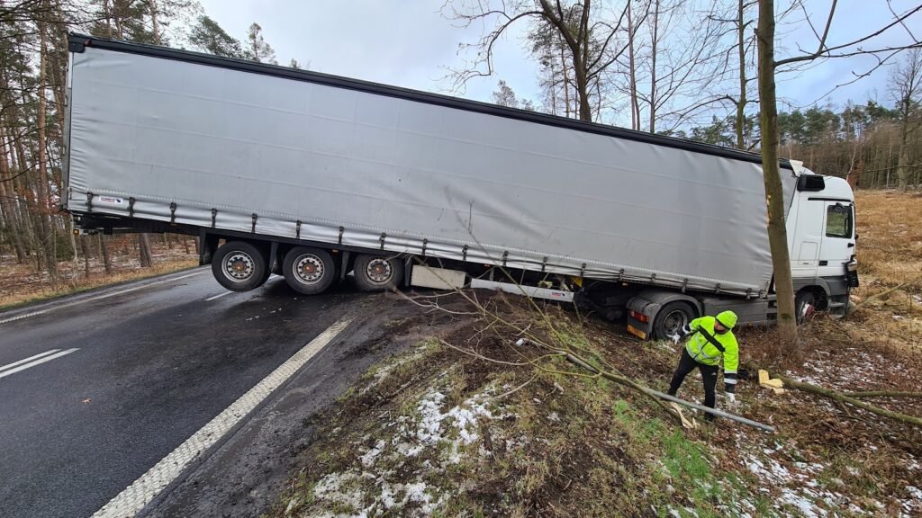 Ciężarówka na autostradzie, korzystająca z pomocy drogowej TIR we Wrocławiu po awarii.