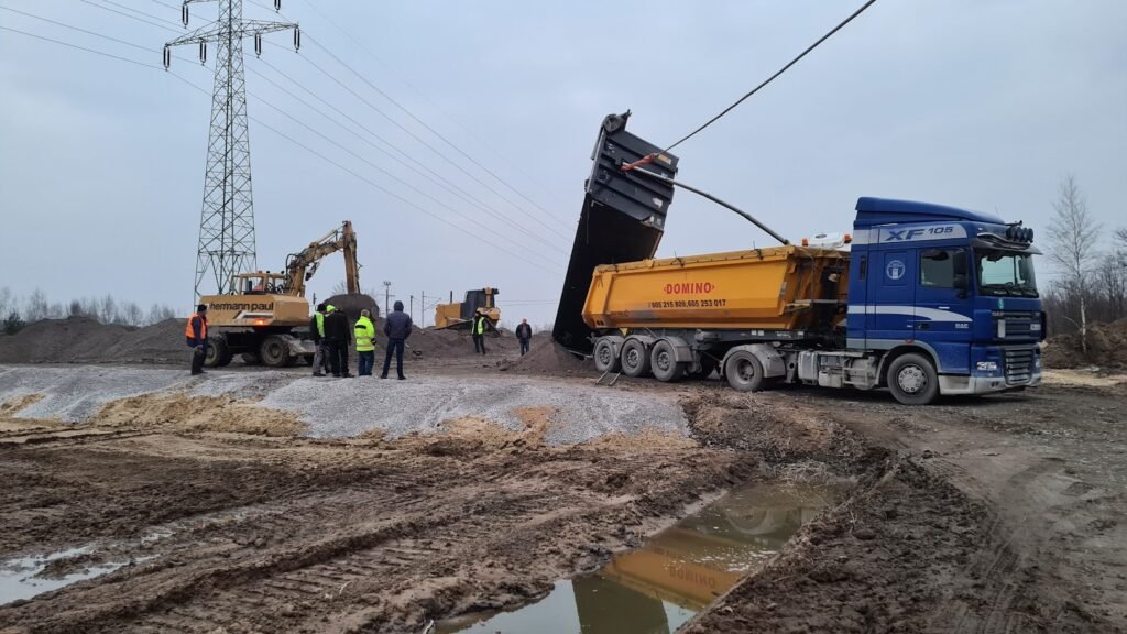 Ciężarówka na poboczu drogi we Wrocławiu, pomoc drogowa TIR Wrocław w trakcie naprawy.