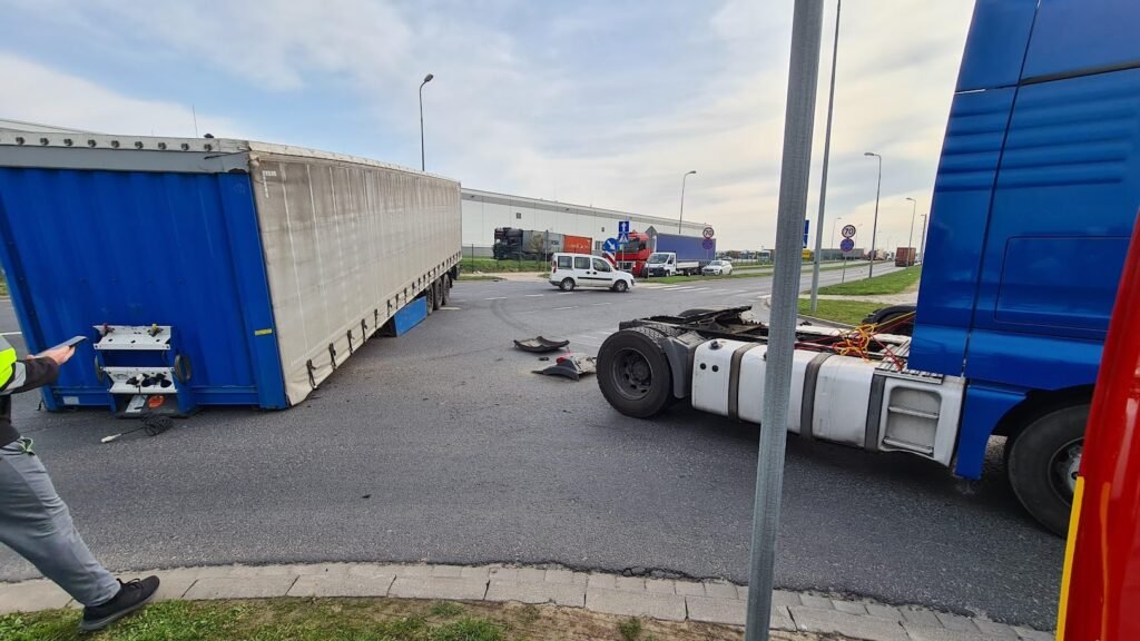 Holowanie TIR we Wrocławiu – specjalistyczny holownik przewożący ciężarówkę na tle miejskiej drogi.