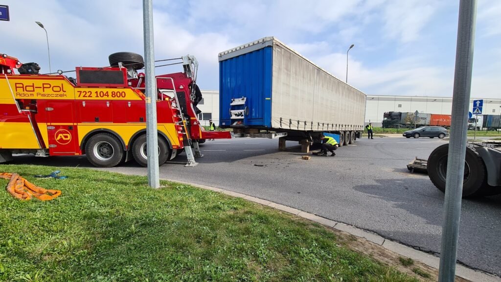 Ciężarówka holowana przez specjalistyczny pojazd na zaśnieżonej drodze we Wrocławiu – holowanie TIR Wrocław w zimowych warunkach.