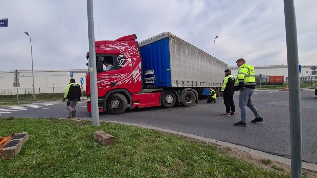 Specjalistyczna pomoc drogowa TIR we Wrocławiu – holowanie i naprawy nocą dla bezpieczeństwa kierowców.