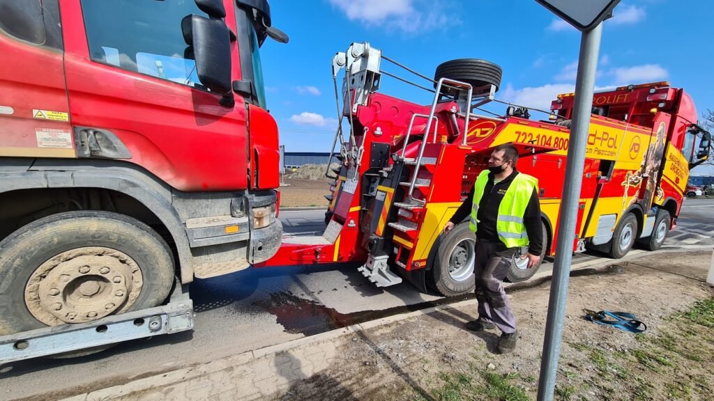 Ciężarówka na poboczu drogi, a obok niej pomoc drogowa TIR Wrocław udzielająca wsparcia kierowcy.