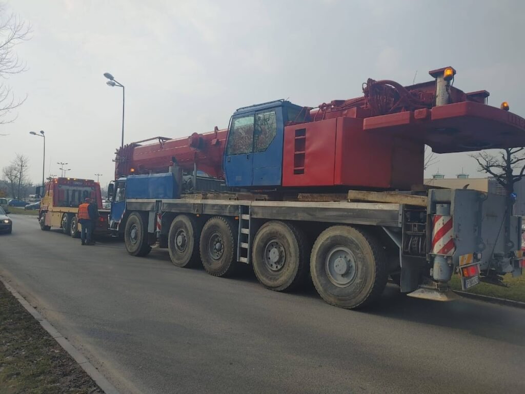 Holowanie TIR Wrocław – laweta przewożąca uszkodzoną ciężarówkę na autostradzie.