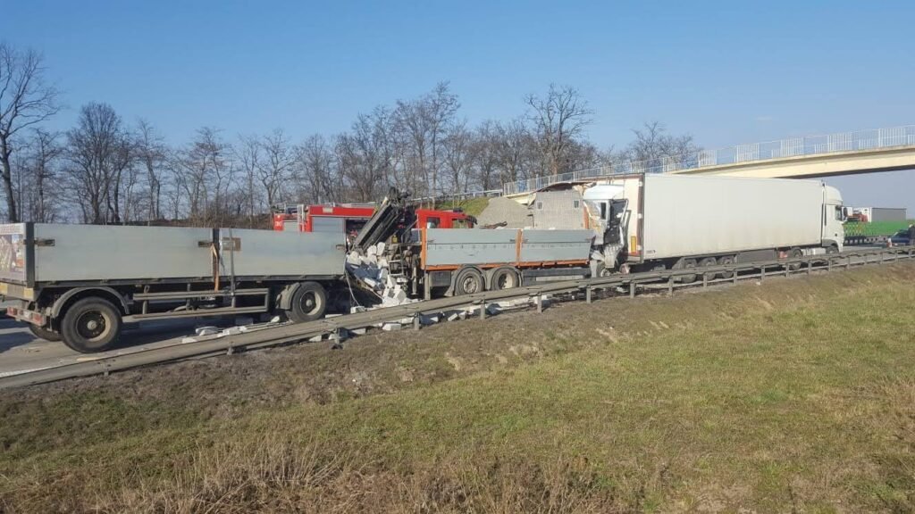 Ciężarówka zatrzymana na poboczu wrocławskiej drogi, a obok niej specjalistyczny pojazd pomocy drogowej TIR Wrocław gotowy do interwencji.