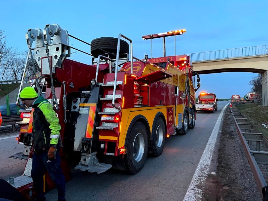 Ciężarówka na poboczu drogi, specjalistyczny holownik w akcji – holowanie TIR Wrocław, szybka pomoc na trasie.