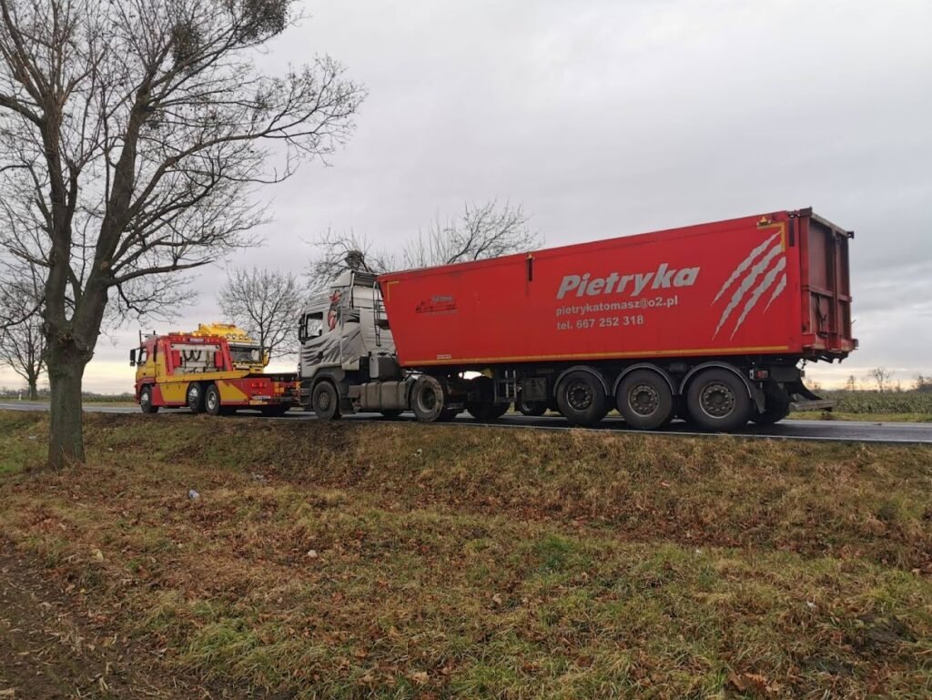 Ciężarówka TIR holowana przez specjalistyczny pojazd w okolicach Wrocławia – holowanie TIR Wrocław w akcji