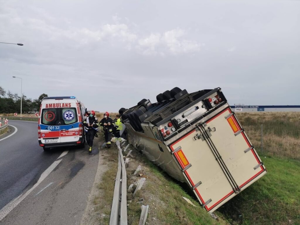 Ciężarówka na poboczu drogi z serwisem mobilnym – pomoc drogowa TIR Wrocław w akcji