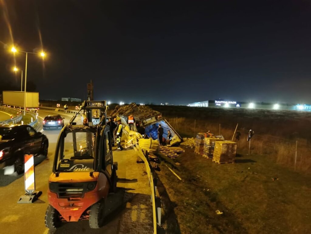 Ciężarówka na poboczu autostrady z obsługą pomocy drogowej TIR Wrocław w trakcie naprawy