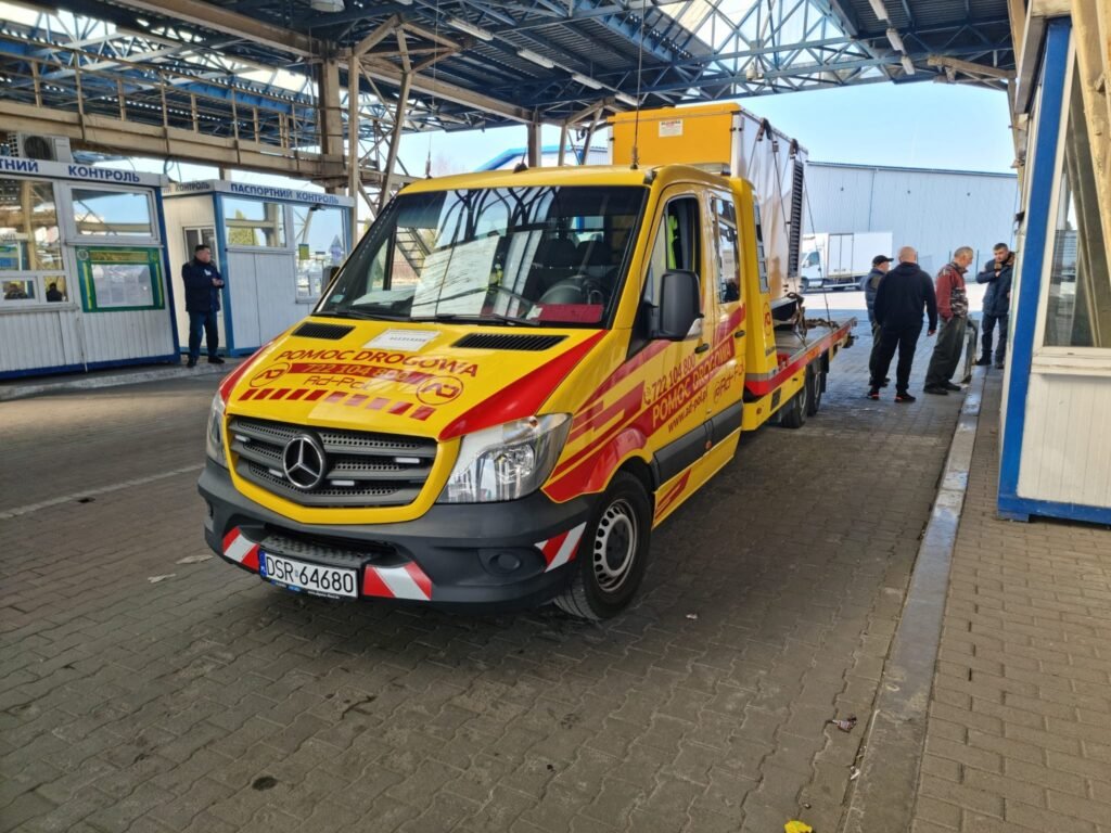 Ciężarówka na poboczu drogi w trakcie akcji holowania TIR Wrocław przez pojazd pomocy drogowej