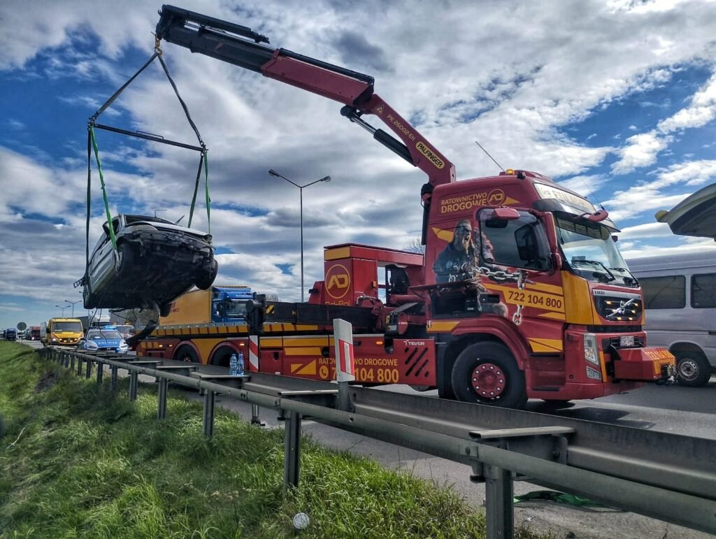 Holowanie TIR Wrocław na autostradzie, specjalistyczny holownik transportuje uszkodzoną ciężarówkę do warsztatu