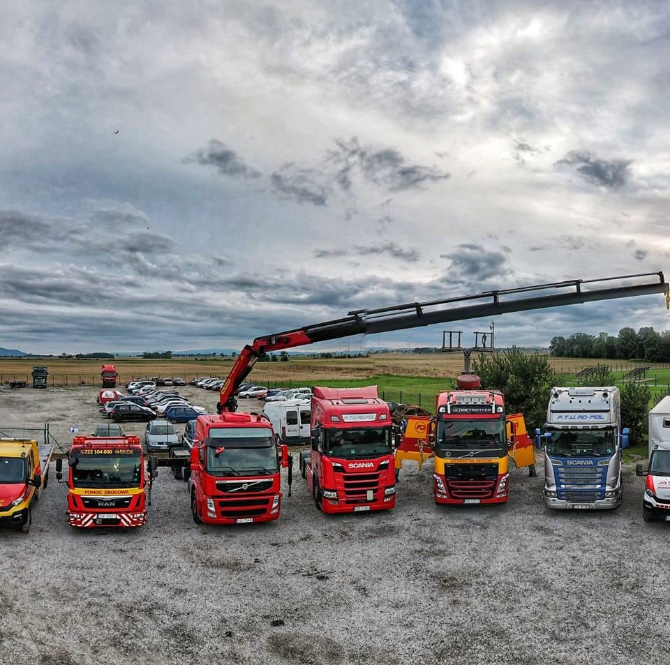 Laweta w trakcie akcji, holowanie TIR Wrocław na drodze w pobliżu Środy Śląskiej, szybka pomoc drogowa dla ciężarówek i aut dostawczych.