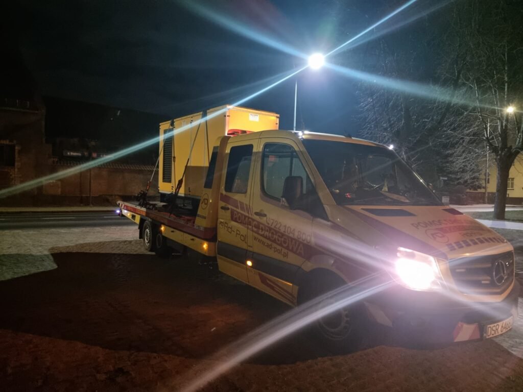 Zdjęcie przedstawia specjalistyczną lawetę realizującą usługę holowanie TIR Wrocław na autostradzie, zapewniającą szybkie i bezpieczne wsparcie kierowcy ciężarówki.