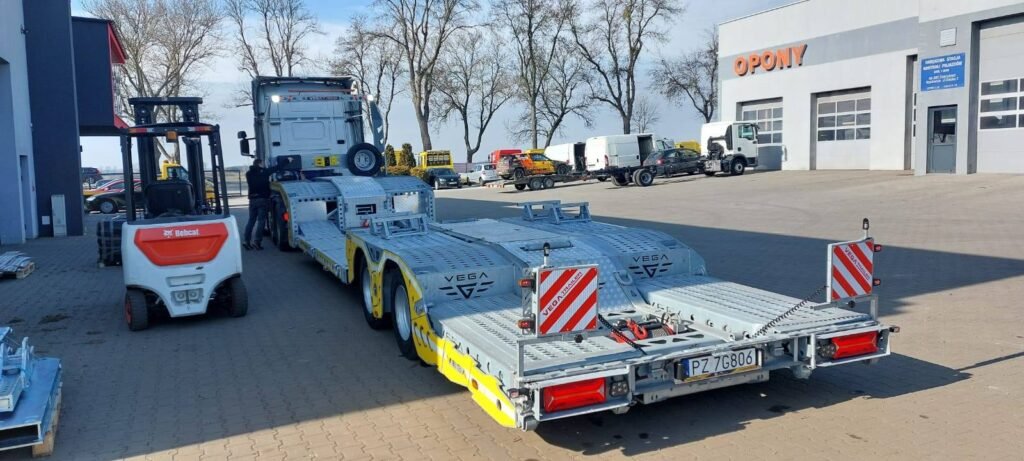 Ciężarówka w trakcie holowania przez specjalistyczną ekipę Holowanie TIR Wrocław, zapewniająca szybkie i bezpieczne usługi 24h