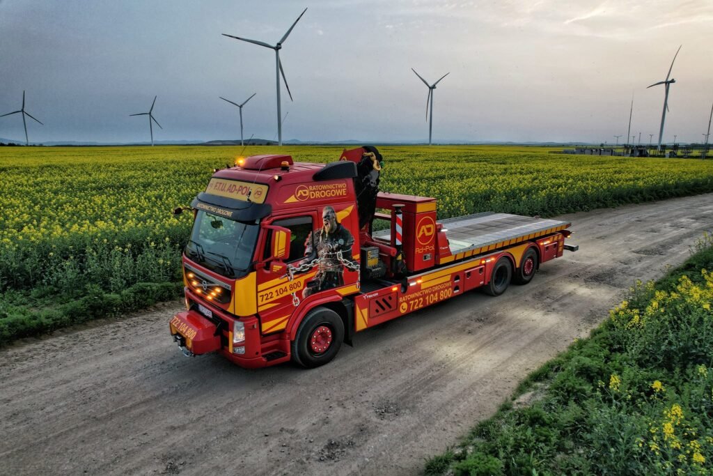 Holowanie TIR Wrocław przedstawiające specjalistyczny holownik zabezpieczający uszkodzony pojazd ciężarowy na drodze.