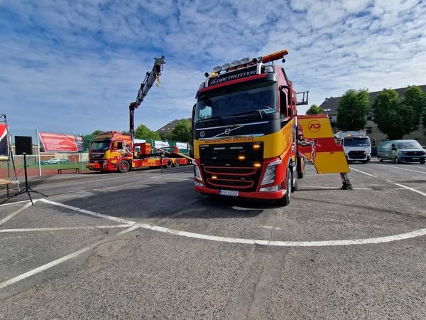 Holowanie TIR Wrocław podczas awarii ciężarówki na autostradzie z pomocą specjalistycznego holownika